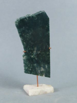 sculpture réalisée dans un bloc de marbre vert, posée sur un socle en marbre blanc