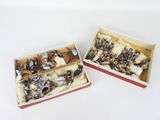 deux boîtes contenant différentes sortes de figurines