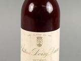 une bouteille de vin posée sur une table