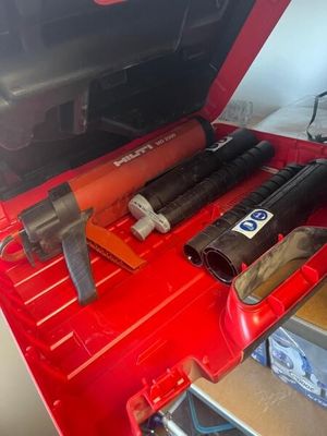une boîte à outils rouge avec des outils à l'intérieur