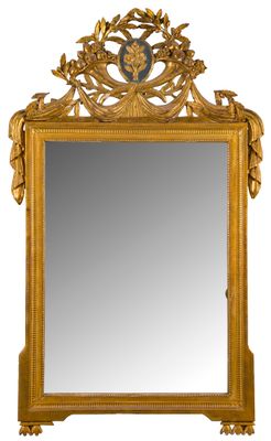 une image d'un miroir avec un cadre doré sur un fond blanc