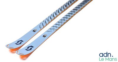 une paire de skis posés l'un sur l'autre sur une surface blanche
