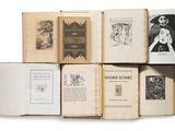 Plusieurs livres ouverts sont empilés les uns sur les autres sur une surface blanche
