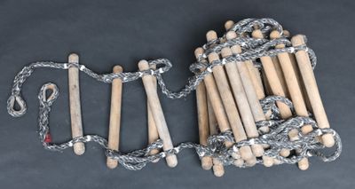 beaucoup de bâtonnets en bois et une chaîne sur la table