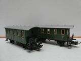 un wagon vert à côté d'un autre wagon vert
