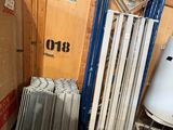un tas de tôles devant une porte en bois