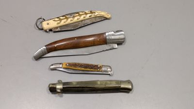plusieurs types de couteaux sont alignés sur une table