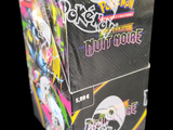 une boîte de cartes à collectionner Pokémon sur laquelle figure un crâne