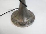 une lampe posée sur une table et munie d'un cordon