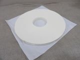 une photo d'un grand gâteau blanc sur une feuille de papier