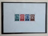 une photo d'une photo représentant trois timbres sur une carte