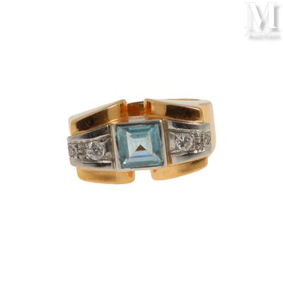 gros plan d'une bague avec une pierre bleue et des diamants