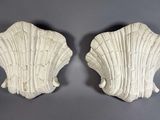 une paire de coquilles Saint-Jacques blanches sur fond gris
