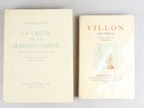 deux livres posés l'un à côté de l'autre sur une table blanche