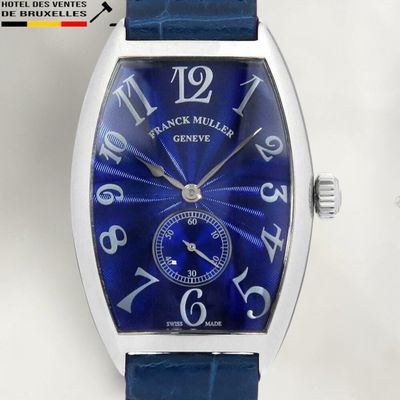 gros plan d'une montre-bracelet avec un cadran bleu