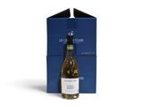 une bouteille de vin blanc devant une boîte bleue