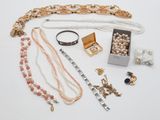 un assortiment de colliers et de bracelets posés sur un fond blanc