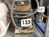 de nombreux types d'outils différents sur une étagère dans un magasin