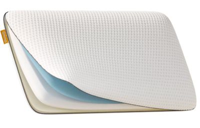 un gros plan d'un oreiller posé sur une surface blanche