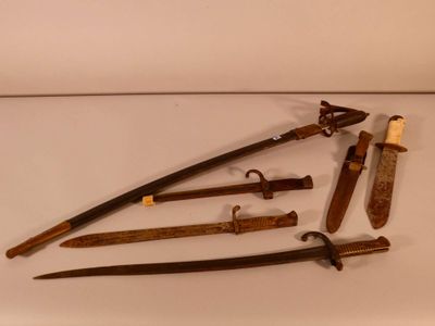 Lot comprenant 11 armes de poing : baïonnettes, sabre indien… - Photo 1