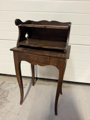 un petit bureau en bois surmonté d'un tiroir