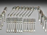 beaucoup de cuillères et de fourchettes en argent sur la table