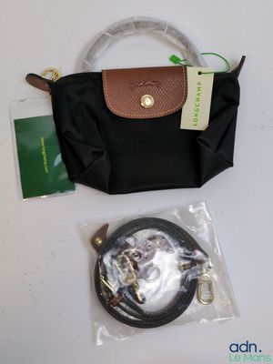un sac à main noir avec une anse marron, un sac noir avec une anse marron, un sac noir avec une anse marron et un sac noir avec une anse marron