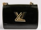 un gros plan d'un sac Louis Vuitton noir sur fond blanc