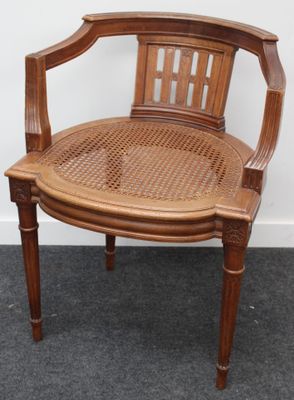 une chaise en bois posée sur un tapis