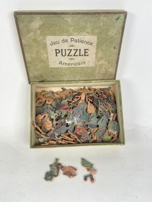 une boîte remplie de pièces de puzzle de toutes sortes