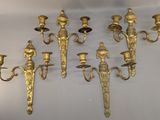 de nombreuses appliques murales dorées accrochées au mur