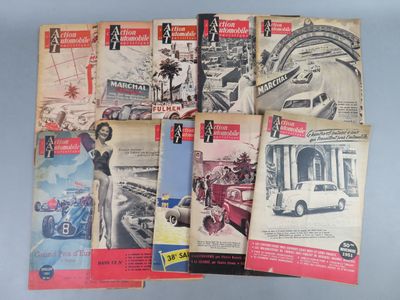 quelques vieux magazines sont empilés les uns sur les autres sur une table