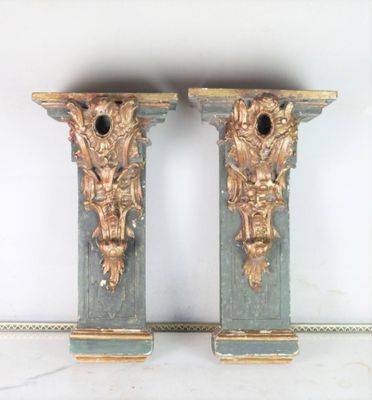 une paire de vases décorés, dorés et verts, posés sur une table en marbre