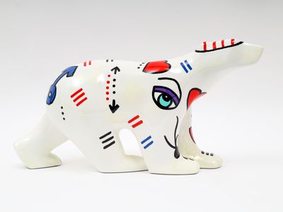 figurine en céramique représentant un chat blanc à rayures rouges, bleues et noires