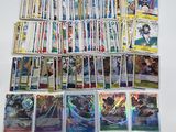 beaucoup de cartes pokemon différentes sur la table
