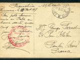 un gros plan d'une vieille carte postale sur laquelle figure un timbre