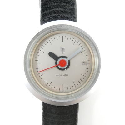 un gros plan d'une montre-bracelet avec une trotteuse rouge