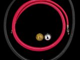 une photo d'un collier composé d'un cordon rouge et d'une perle verte