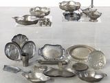 beaucoup de plats et de cuillères en argent sur une table