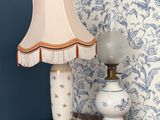 une lampe posée sur une table en bois
