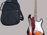 une guitare et un étui à guitare posés l'un à côté de l'autre
