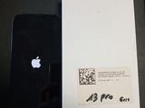 un iPhone noir posé sur un bureau, à côté d'une feuille de papier blanche