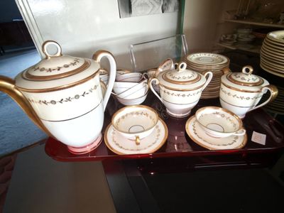 de nombreuses tasses et soucoupes posées sur un plateau