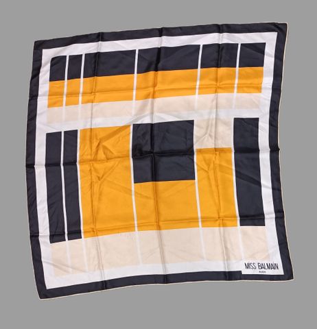 Lot de 4 carrées de soie. Miss BALMAIN, Jacques F FATH, CARVEN, S