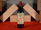 une bouteille de vin posée sur une table