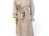 un trench-coat beige sur un mannequin, sur fond blanc