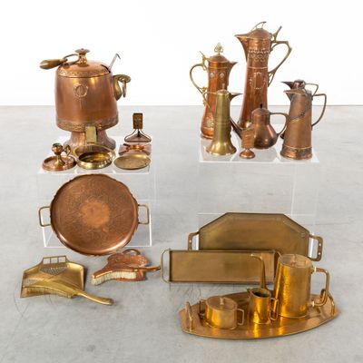 de nombreux types d'objets en cuivre exposés