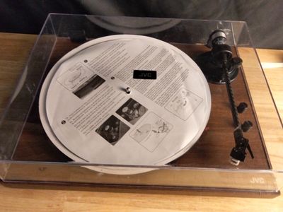 une photo d'une platine sur laquelle est posé un magazine