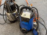 deux outils électriques posés par terre l'un à côté de l'autre
