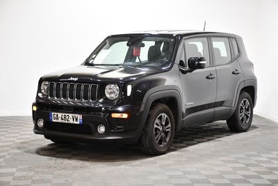 La Jeep Renegade est garée sur un sol en carrelage à damier